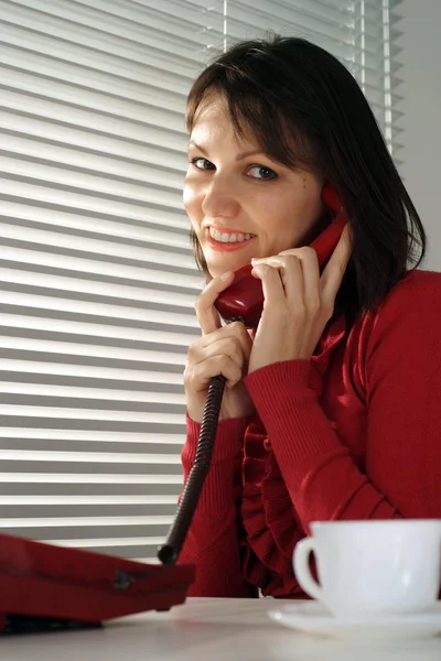 Kavkazský žena sedí s telefonem — Stock fotografie
