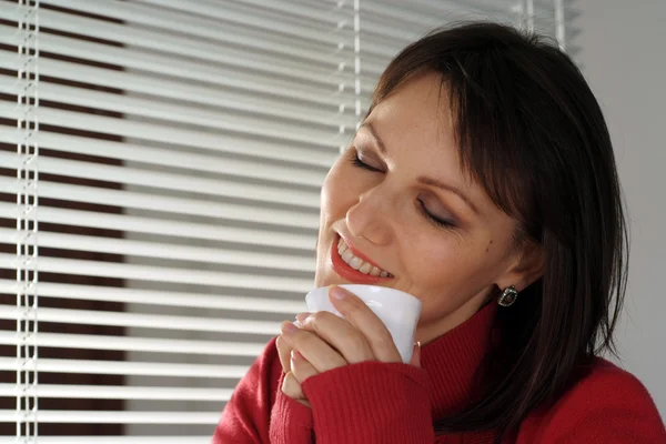 Vrij Kaukasische vrouw zitten met een kop — Stockfoto