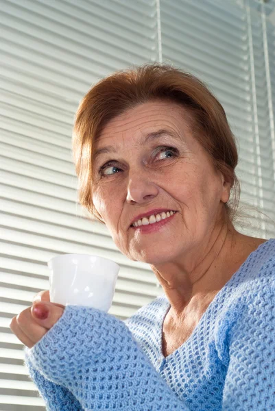 Caucásico anciano mujer sentado — Foto de Stock