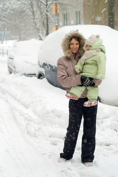 Mom and girl walking — Stock Photo, Image