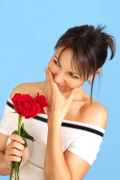 Mujer linda está descansando — Foto de Stock