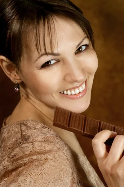 Bella donna caucasica con cioccolato — Foto Stock