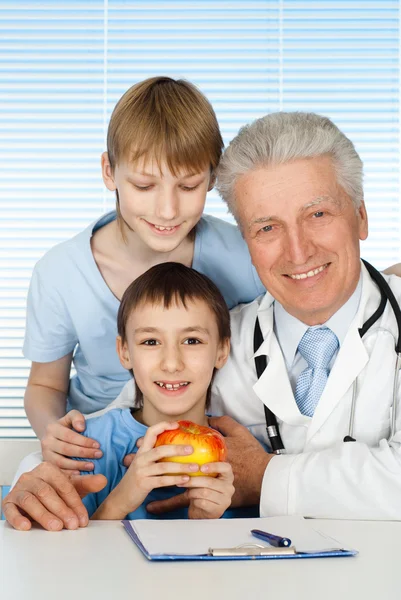 Кавказский взрослый врач с пациентом — стоковое фото