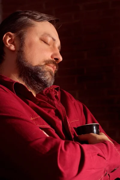 Uomo addormentato in camicia rossa — Foto Stock