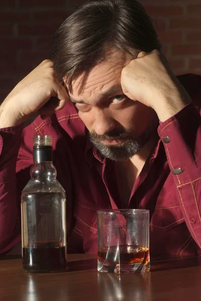 Homem triste com uma camisa vermelha — Fotografia de Stock