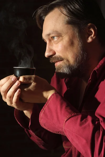 Bel homme avec une belle tasse — Photo