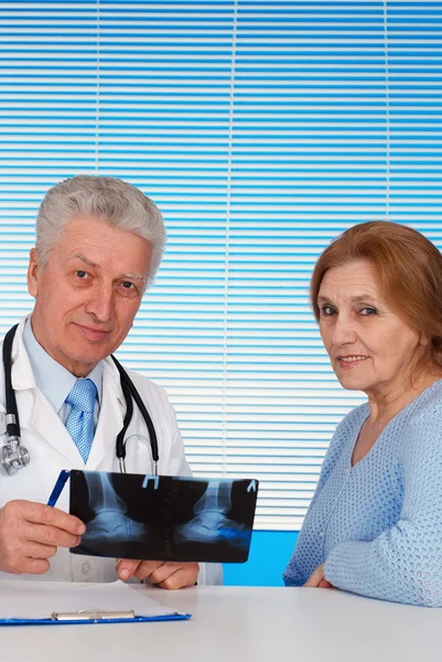 Patientin und ihr Arzt — Stockfoto