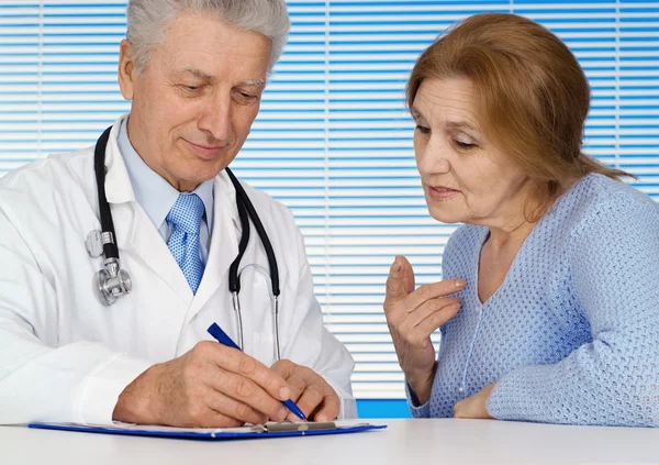 Caucasien gentil vieux médecin avec un patient — Photo