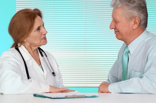 Médico fino y su paciente — Foto de Stock