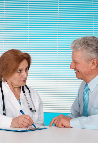 Excelente médico y su paciente — Foto de Stock