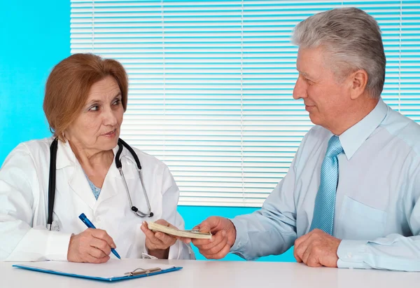 Wunderschöne Ärztin und ihr Patient — Stockfoto