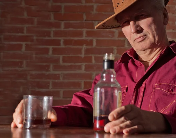 Kaukasische oude man met een mooie fles vergadering — Stockfoto