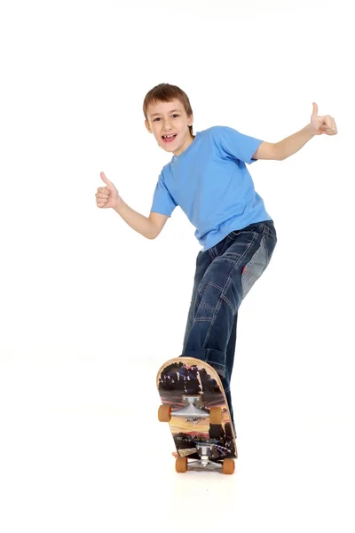 Junge steht auf Skateboard — Stockfoto