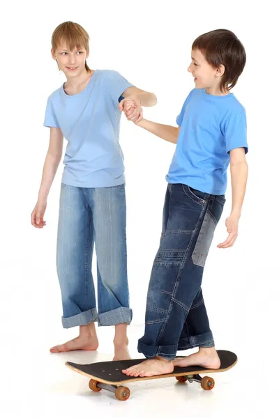 Zwei Jungen auf einem Skateboard — Stockfoto