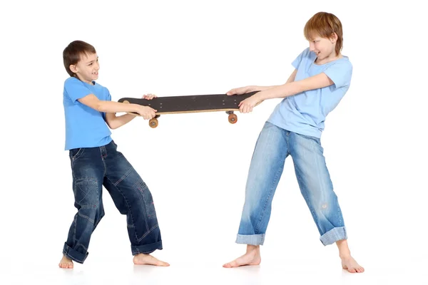 Two boys share a skate — Stock Photo, Image