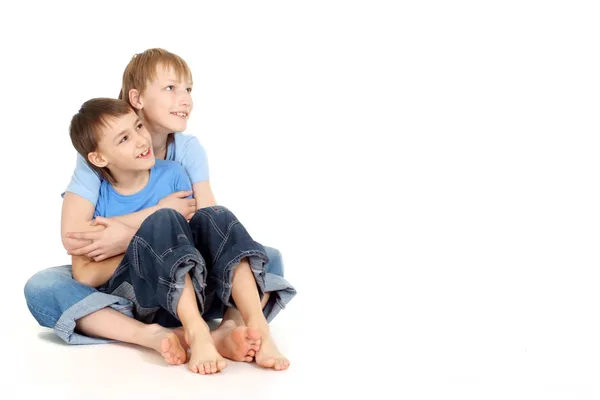 Zwei Jungen schauen in die Richtung — Stockfoto