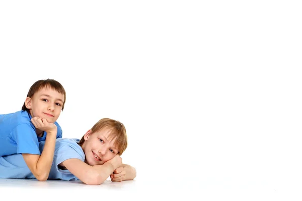 Zwei Jungen posieren liegend — Stockfoto