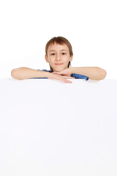Bonito menino caucasiano com uma camisa azul fica com uma prancheta — Fotografia de Stock