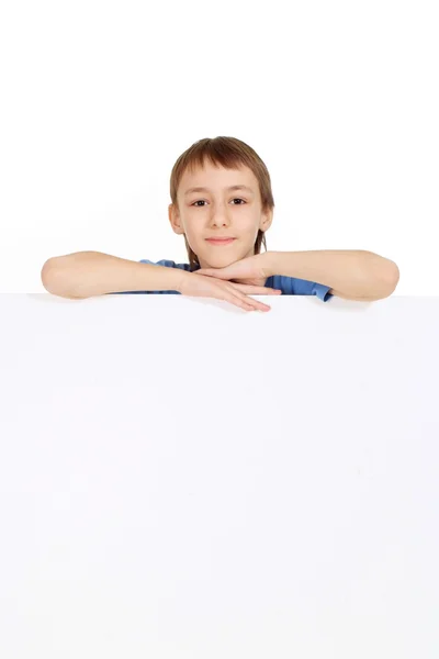 Guapo caucásico chico en un azul camisa stands con un portapapeles — Foto de Stock