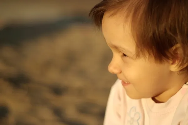 Schattige baby lopen op het zand — Stockfoto