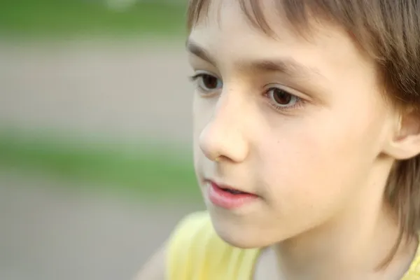 Nadenkend jongen in het park — Stockfoto