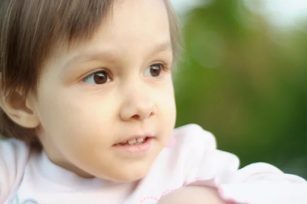 Kleine baby in het park — Stockfoto