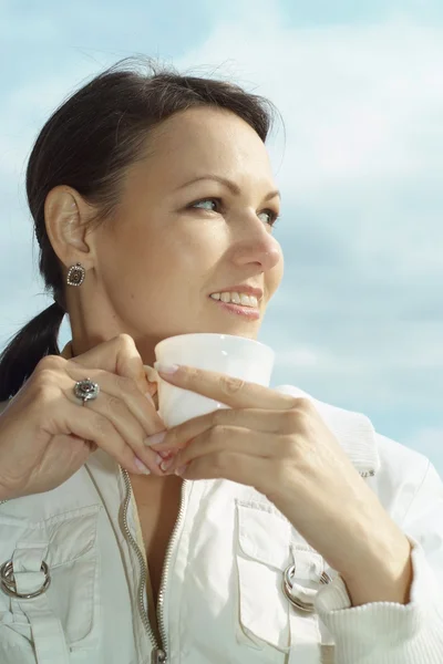 Beautiful lady on the nature — Stock Photo, Image