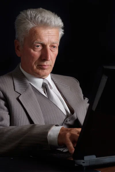 Elegant äldre man i kostym — Stockfoto
