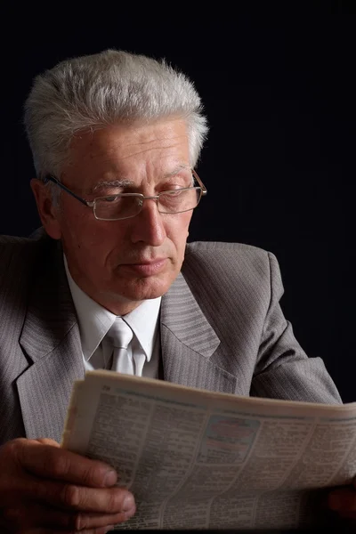 Reading old man in suit — Stock Photo, Image