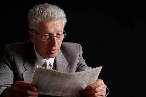 Reading the newspaper old man in suit — Stock Photo, Image