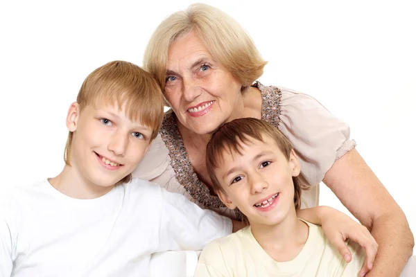 Grootmoeder met haar kleinkinderen — Stockfoto