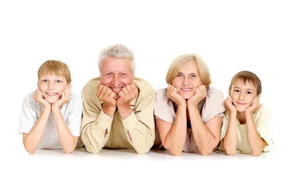 Großeltern mit ihren glücklichen Enkeln — Stockfoto