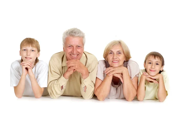 Бабушка и дедушка со своими улыбающимися внуками — стоковое фото