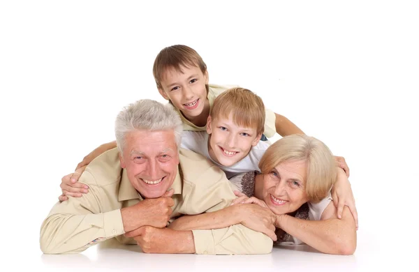 Großeltern mit ihren amüsanten Enkeln — Stockfoto