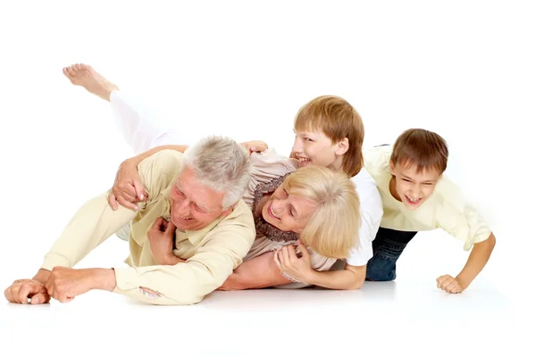 Enkel mit ihren entzückenden Großeltern — Stockfoto