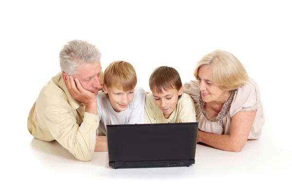 Enkelkinder mit ihren amüsanten Großeltern — Stockfoto
