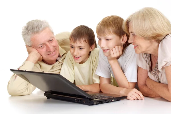 Enkel mit ihrem schönen Opa und ihrer Oma — Stockfoto