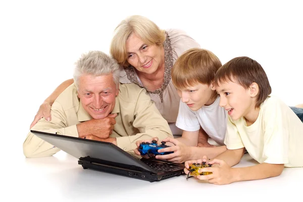 Enkel mit ihrem netten Opa und ihrer Oma — Stockfoto