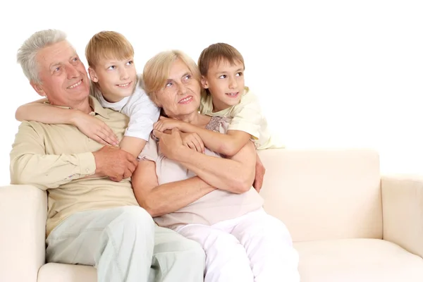 Opa und Oma mit ihren schönen Enkeln — Stockfoto