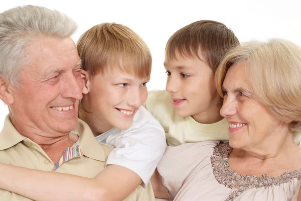 Opa und Oma mit ihren lustigen Enkeln — Stockfoto