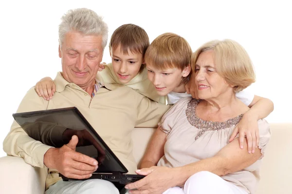 Opa und Oma mit ihren wunderschönen Enkeln — Stockfoto