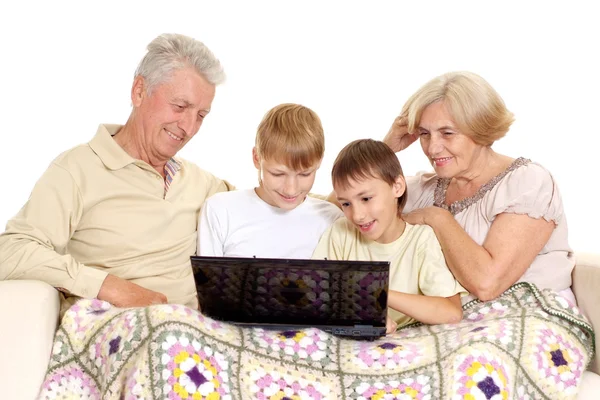 Дедушка и бабушка со своими прекрасными внуками — стоковое фото