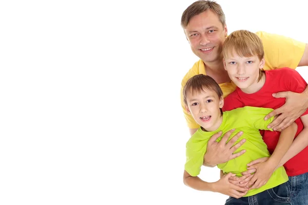 Família agradável em camisetas brilhantes — Fotografia de Stock