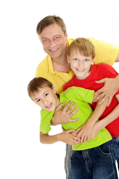 Śmieszne rodziny w jasnych t-shirty — Zdjęcie stockowe