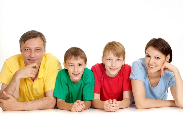 Отличная семья в ярких футболках — стоковое фото