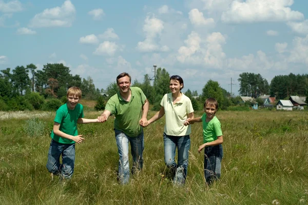 Frolicsome famiglia avendo divertimento — Foto Stock