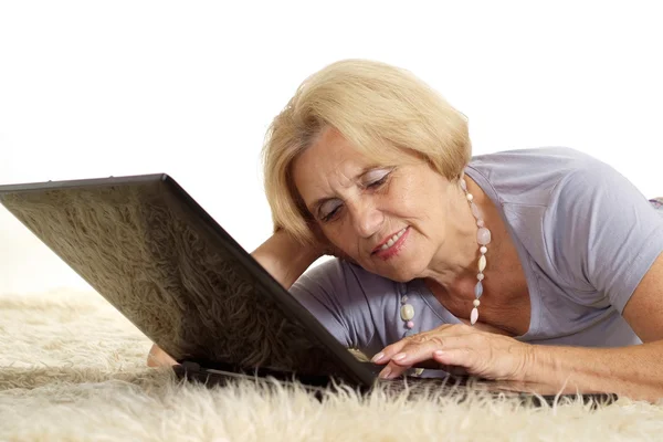 Mulher velha relaxante em casa — Fotografia de Stock