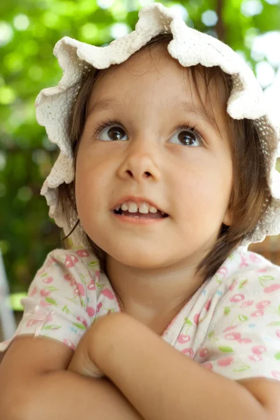 Bonne petite fille dans une casquette — Photo