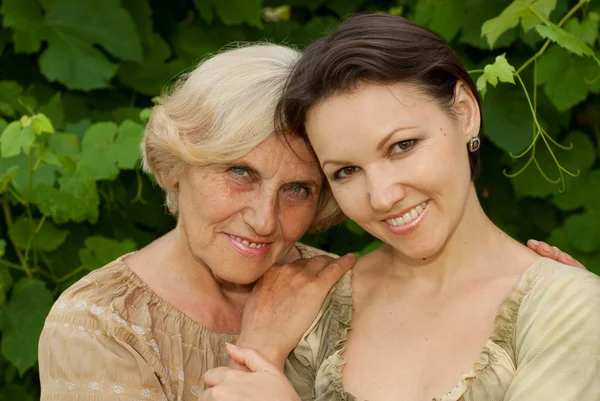 Interessante familie op de veranda — Stockfoto