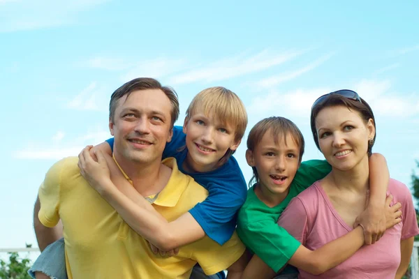 Fijne familie buiten — Stockfoto